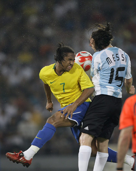图文-[男足半决赛]巴西VS阿根廷 安德森防守梅西
