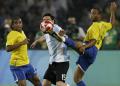 图文-[男足半决赛]巴西VS阿根廷 踢到脸那么高