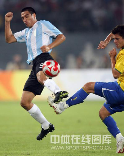 图文-男足半决赛巴西大战阿根廷 双星强硬对脚
