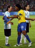 图文-奥运男足巴西VS阿根廷 小罗和梅西打招呼