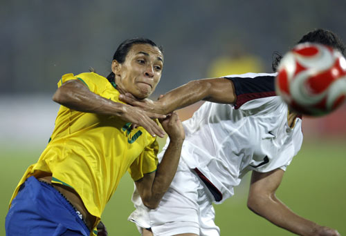 图文-女足美国1-0巴西夺金 玛塔不甘落后