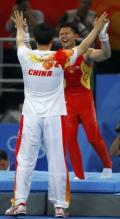图文-男子体操资格赛开战 陈一冰和教练在赛后庆祝