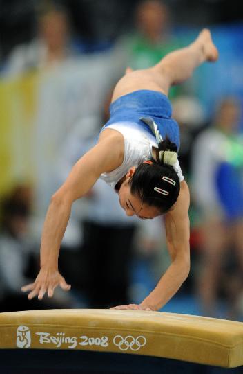 图文-朝鲜选手夺得女子跳马冠军 洪恩贞比赛中