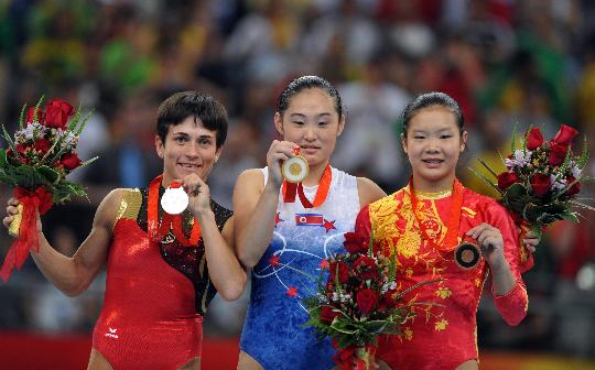 图文-朝鲜选手夺得女子跳马冠军 领奖台上合影