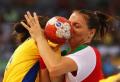 图文-奥运会9日女子手球赛场 正面撞个满怀