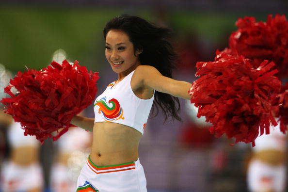 图文-奥运会9日女子手球赛场 激情热舞加油