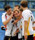 图文-曲棍球男子分组预赛 德国队员拥抱庆祝
