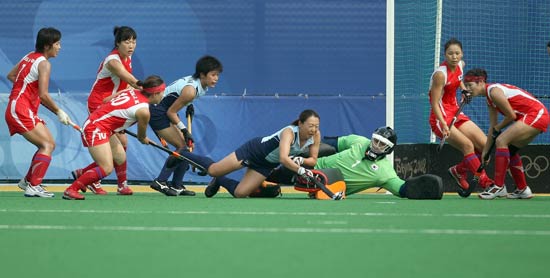 图文-女曲韩国击败日本夺第九 日本选手射门