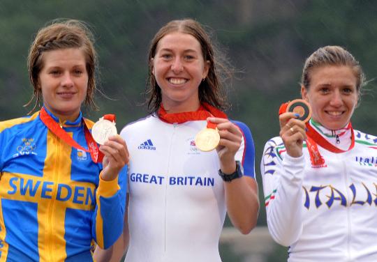 图文-女子公路自行车英国摘金 获奖三人展示奖牌