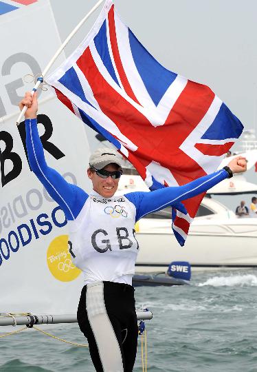 图文-英国选手获男子单人艇激光级冠军 庆祝胜利