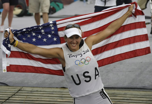 图文-激光雷迪尔级美国选手夺冠 展示美国国旗