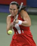 图文-奥运会网球女单首轮11日赛况 握紧球拍回球