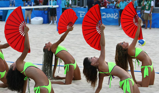 图文-沙滩宝贝热舞 啦啦队表演扇子舞