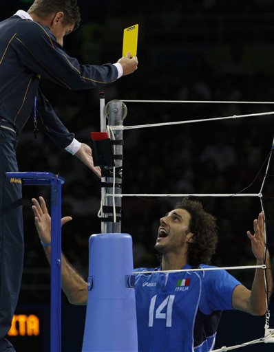 图文-奥运会男排俄罗斯获铜牌 意大利队员领到黄牌