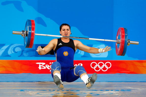 图文-[奥运]女子举重75公斤级 亚美尼亚选手失误 