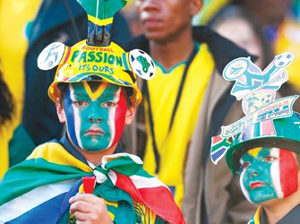 南非球迷含泪送别东道主 世界杯仍处巴法纳时