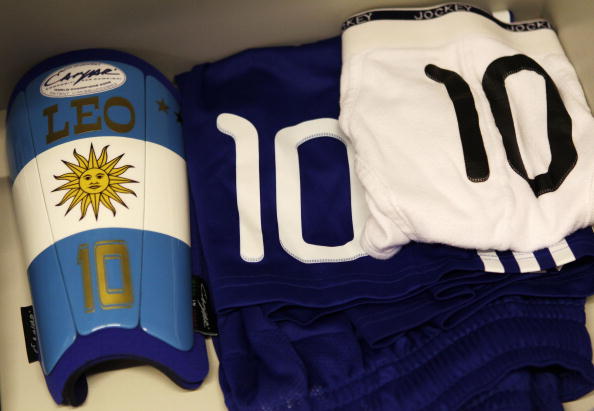 阿根廷更衣室奇观：梅西连内裤上都印有10号(图)