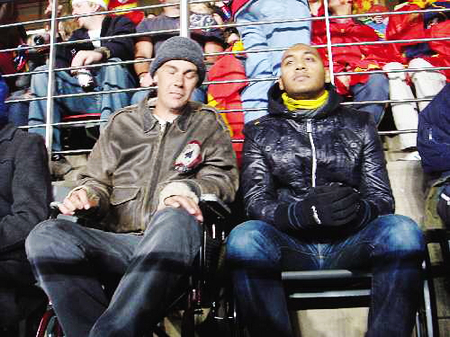 南非盲人球迷听世界杯:花1200元买票 在家看也