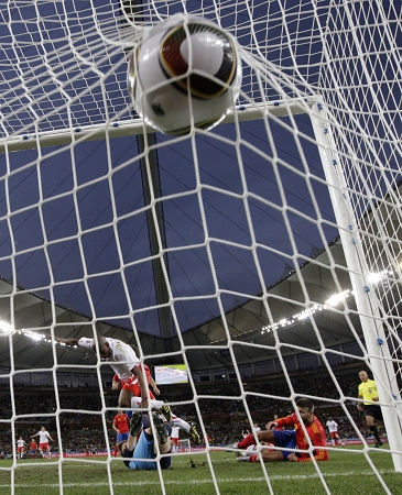 西班牙世界杯首战意外输球 博斯克无奈对手反