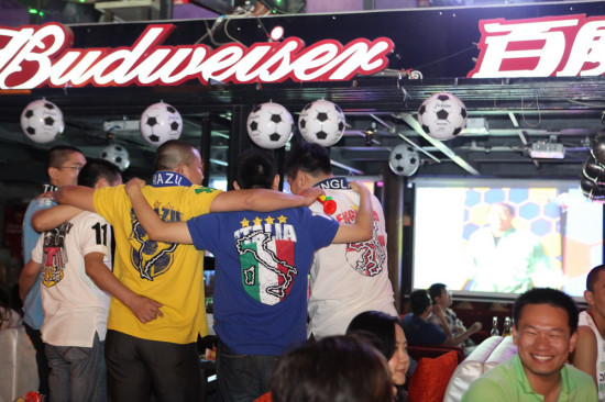 图文-北京球迷观看世界杯 球迷抱在一起狂欢_