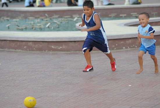 图文-世界杯旋风刮进柬埔寨 小孩子公园内踢足