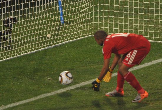 图文-[小组赛]南非VS乌拉圭 门将捡球_图片新闻