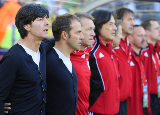 图文-[小组赛]德国vs塞尔维亚 德国教练席唱国歌