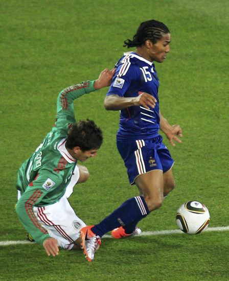 图文-[小组赛]法国VS墨西哥 马卢达遭到对手放