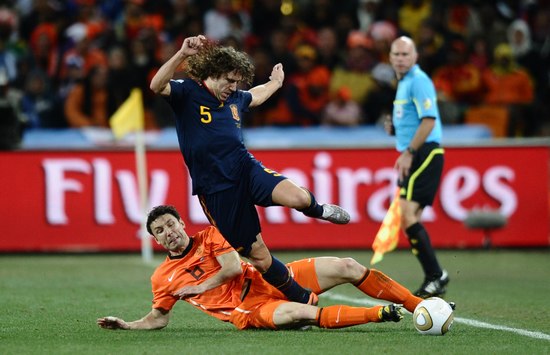 图文-[决赛]荷兰VS西班牙范博梅尔铲球_图片新