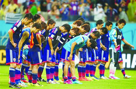日本队输球后向球迷鞠躬道歉