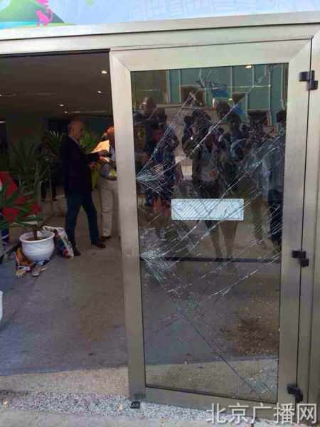 骚乱现场被损坏的玻璃门