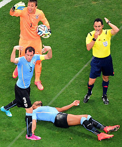 乌拉圭硬汉遭膝盖撞头险休克怒吼教练席拒换人(图)