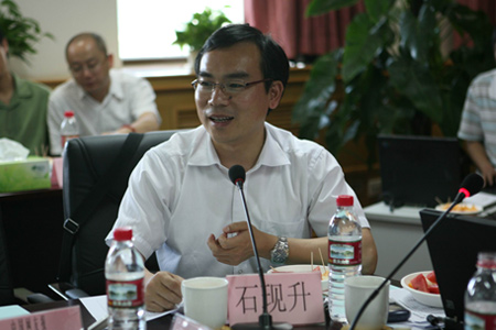 中国互联网协会秘书长助理石现升热烈祝贺媒体顾问团成立 09互联网大会第三期沙龙暨媒体顾问团见面会举行