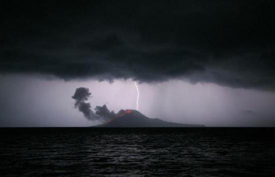 摄影师拍下火山喷发时被闪电击中景象(组图)