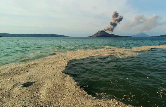 摄影师拍下火山喷发时被闪电击中景象(组图)