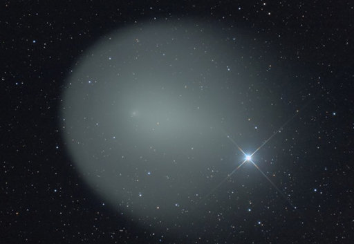 赫姆斯彗星(Comet Holmes)和天船三(Mirfak) 美刊公布十佳天文照片:太阳系行星夺冠(组图)