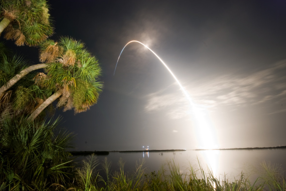 美发现号航天飞机划过夜空抓拍