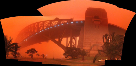 城市天空染成橘红色，能见度很低，以至于很多居民世界末日即将到来