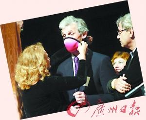胸罩可变防毒面具,图为志愿者在进行演示。 胸罩可变防毒面具,图为志愿者在进行演示。