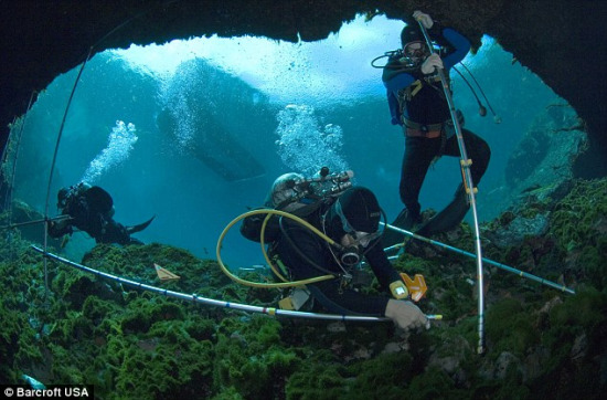 潜水队员在一处海底洞穴入口处作业