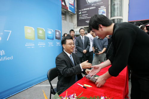 张亚勤现场为杭州Windows7发烧友亲笔签名