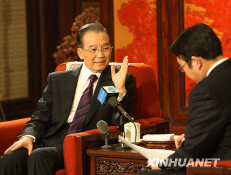 12月27日，中共中央政治局常委、国务院总理温家宝在北京中南海紫光阁接受新华社记者独家专访，就当前经济形势、明年经济工作和其他问题回答记者提问。新华社记者姚大伟摄
