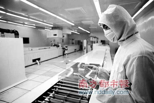 广东省经济和信息化委员会电子产业处处长杨学透露,在没有引进模组项目之前,广东的液晶电视制造就在15%的增值空间里挣扎。 广东省经济和信息化委员会电子产业处处长杨学透露,在没有引进模组项目之前,广东的液晶电视制造就在15%的增值空间里挣扎。