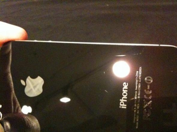 刚刚拿到苹果第四代iPhone手机(以下简称“iPhone 4”)就发现后盖有划痕。 刚刚拿到苹果第四代iPhone手机(以下简称“iPhone 4”)就发现后盖有划痕。