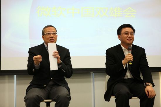 微软大中华区CEO梁念坚(左)、微软亚太研发集团主席张亚勤在活动现场回答记者提问
