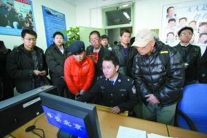 昨日，网友参观“平安北京”博客工作站，与民警交流。 通讯员 张岩 摄