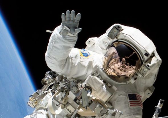 大手宇航员指甲更易脱落（图片来源：NASA）
