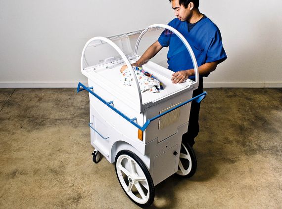 美国大学生研制的NeoNurture育婴箱是由回收再利用的汽车零件组装的。旧车头前聚光灯用于供暖；仪表盘风扇用来保持空气流通