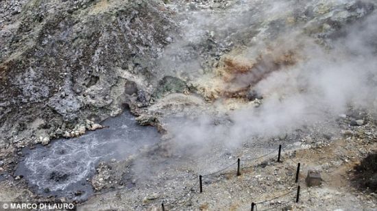 水从坎皮佛莱格瑞火山的一个喷气孔里涌出。