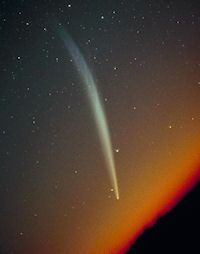 亚利桑那基特峰上空的池谷-关彗星。由罗杰·林迪(Roger Lynds)摄于1965年10月29日清晨